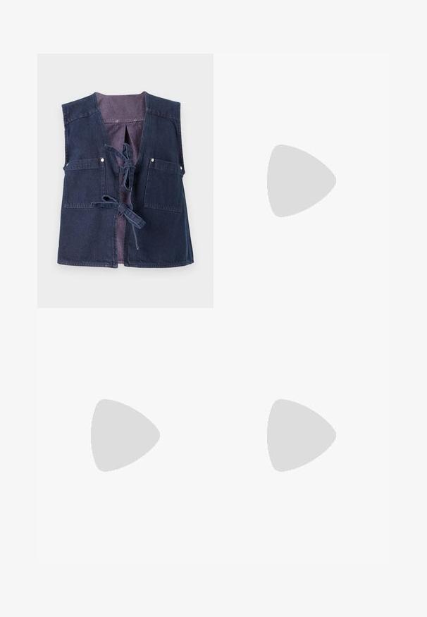Colete de ganga em azul escuro com um decote em V profundo, dois bolsos frontais e fecho com laço. Apresenta um forro interior em contraste.; T-shirt de algodão preto com mangas curtas, decote arredondado, apresenta um logótipo branco da Adidas no peito. Design simples, ajuste descontraído.; Calças de fato largas, pretas, feitas de tecido macio, com uma cintura elástica e um pequeno logótipo do lado esquerdo.; Sapatilha de couro preto com riscas brancas, biqueira de borracha, atacadores pretos e sola na cor creme. Textura suave com acabamento brilhante.
