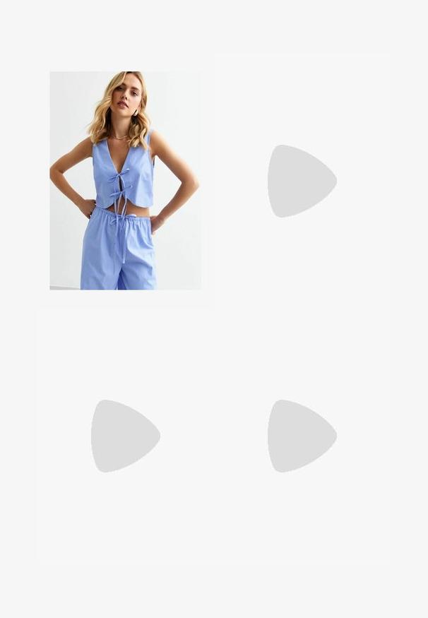 Lichtblauw gestreept tweedelig set bestaande uit een cropped top met een diepe V-hals, striksluitingen en losse broek met een elastische tailleband.; Overhemd met knopen en verticale strepen in tinten blauw, zwart en wit. Gemaakt van gladde stof met een klassieke kraag en knoopsluiting.; Wijde denim jeans in donkerblauw, met een hoge taille, een bijpassende stoffen riem met een gouden gesp en versterkte stiksel details.; Tan leren cowboylaars met puntige neus, geborduurde spiraalpatronen op de schacht en een gestapelde blokhak. Voorzien van een trekband voor gemakkelijke aan- en uittrekken.