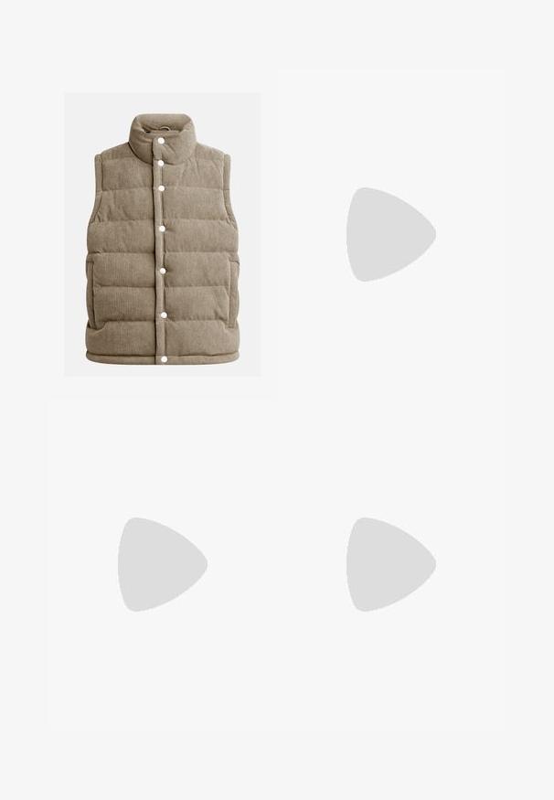 Colete de corduroy bege, com design acolchoado, gola alta, botões de pressão, com bolsos laterais e textura ribitada vertical.; T-shirt de algodão em cor creme com mangas curtas, apresentando um decote redondo realçado por listras em azul-marinho e branco. Textura suave, corte descontraído.; Jeans cinza-lavanda de perna reta com bolsos frontais e traseiros, passantes para cinto e fecho com botão na cintura.; Sneaker de atacador em couro creme e camurça bege, com um destaque em verde no calcanhar, riscas texturizadas e uma sola de borracha castanha.