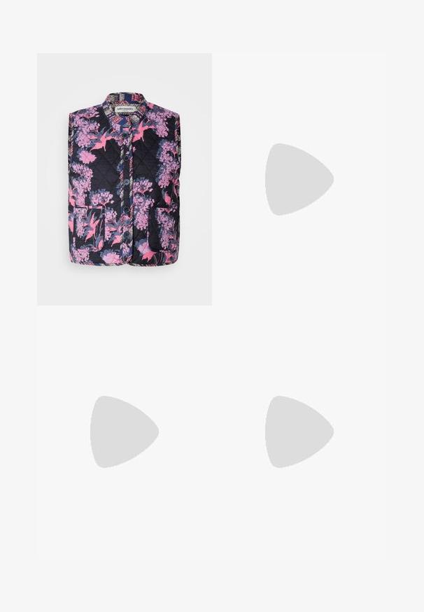 Quiltēta veste ar ziedu rakstu rozā un violetā krāsā tumšā fonā. Iekļauj stāvošu apkakli un četras pogas priekšpusē.; Jūras flotes turtlenecks ar gariem piedurknēm. Izgatavots no mīksta auduma ar gludu tekstūru. Iezīmēts ar pieguļošu dizainu un augstu apkakli bez redzamām šuvēm.; Kleita līdz ceļgaliem, kas izgatavota no gludas auduma, ar tumši zilu pamatni, kurā virsot neapstrādāti zili un balti abstrakti motīvi un raksti.; Skriešanas apaviem ir sudraba un baltas krāsas acu materiāls ar zaļu akcentu. Zole ir masīva un teksturēta, izstrādāta, lai nodrošinātu amortizāciju un atbalstu.; Sudraba gredzenveida auskari ar minimālistisku dizainu. Cirkulāra forma, gluda tekstūra un plāns profils. Vieglu svaru ar spīdīgu apdari.