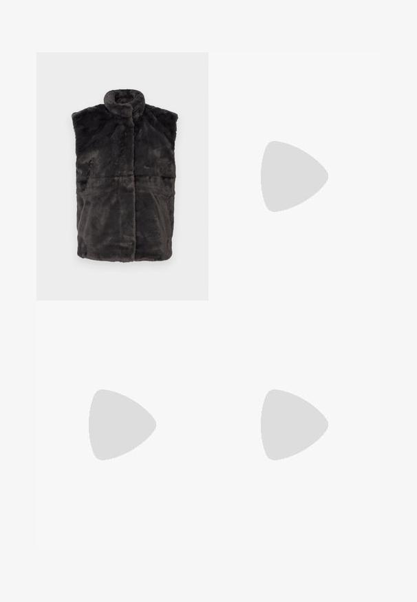 Vest din faux fur gri cu guler înalt, design fără mâneci și textură moale, având cusături orizontale pentru structură și căldură.; Tricou cu dungi, realizat dintr-un material moale, având dungi orizontale negre și crem, guler rotund, mâneci scurte și o croială lejeră.; Pantaloni negri plisati cu talie elastică. Prezintă picioare largi și un material neted, texturat, cu dungi verticale.; Pantofii cu toc ascuțit din piele neagră, cu breteaua pentru glezne și toc gros. Textură netedă, design elegant și estetică minimală.