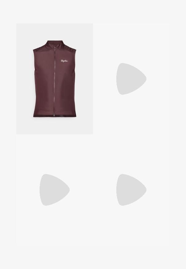 Rapha ärmlös cykelväst i djupröd, tillverkad av lättviktigt tyg med dragkedja fram och en åtsittande design.; Svart träningströja med korta ärmar, rund hals, tillverkad av ett slätt tyg. Har en liten vit Nike-logga på övre vänstra sidan.; Svarta träningsshorts gjorda av lätt material med elastisk midja. Har en liten vit Nike-logotyp på nedre vänstra sidan.; Svart och grå atletisk sko med ovandel i mesh, reflexdetaljer och en vit mellansula. Har en strukturerad gummisula och skosnören.