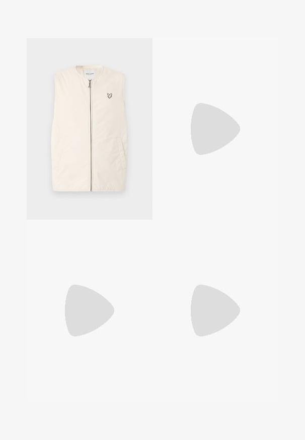 Bežinis be rankovių liemenė su užtrauktuku priekyje, dviem šoninėm kišenėm ir mažu išsiuvinėtu erelio logotipu krūtinėje. Lygi audinio tekstūra.; Balta medvilnės marškinėliai su trumpomis rankovėmis ir apvalia kaklo iškirpte. Kairėje krūtinės pusėje yra juodas tekstas "JACK & JONES". Paprastas, vientisas dizainas.; Kreminės spalvos raukšlėtos kelnės su raišteliu talijoje, su dviem šoninėmis kišenėmis ir tiesiai nukirptu dizainu.; Balti odiniai sportbačiai su lygiu paviršiumi, apvalia nosimi ir plokščiomis baltomis raištelėmis. Yra tekstūruotas gumos padas ir minimalizmas dizaino elementuose.