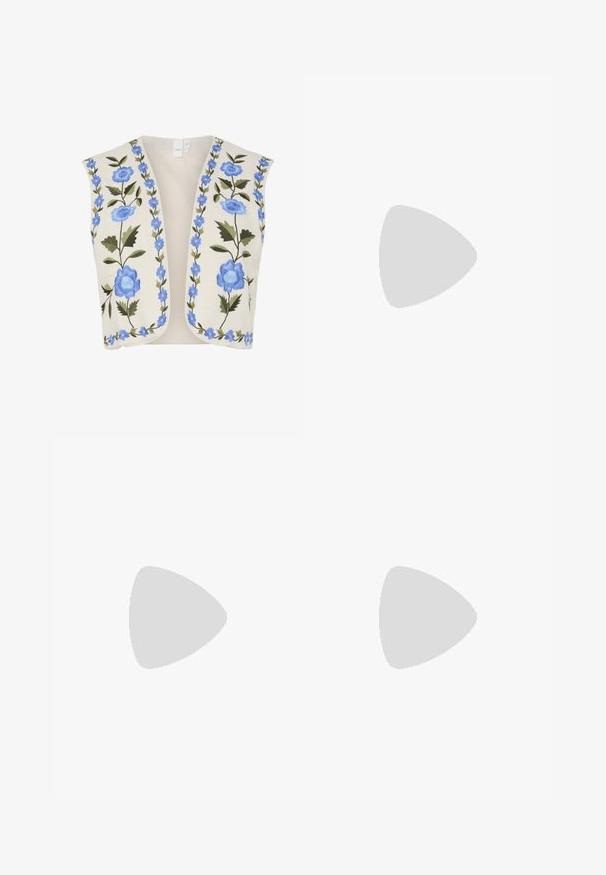 YAS YASWOW - Vesta - birch; Bílý bavlněný top bez rukávů s kulatým výstřihem a přiléhavým střihem. Hladká textilie, jednoduchý design a minimální švy.; Bílá sukně ke kolenům vyrobená z lehké tkaniny s elastickým pasem a šňůrkou. Má volánkový lem a jemnou texturu.; Černé žabky s měkkou gumovou podrážkou a elegantními syntetickými popruhy. Design obsahuje minimální kovové prvky a nízký profil.; Šedý pruhovaný crop top a olivově zelená sukně s vysokým pasem. Modelka drží bílou kabelku přes rameno s výřezovými detaily. Jednoduchý design, přiléhavý silueta.