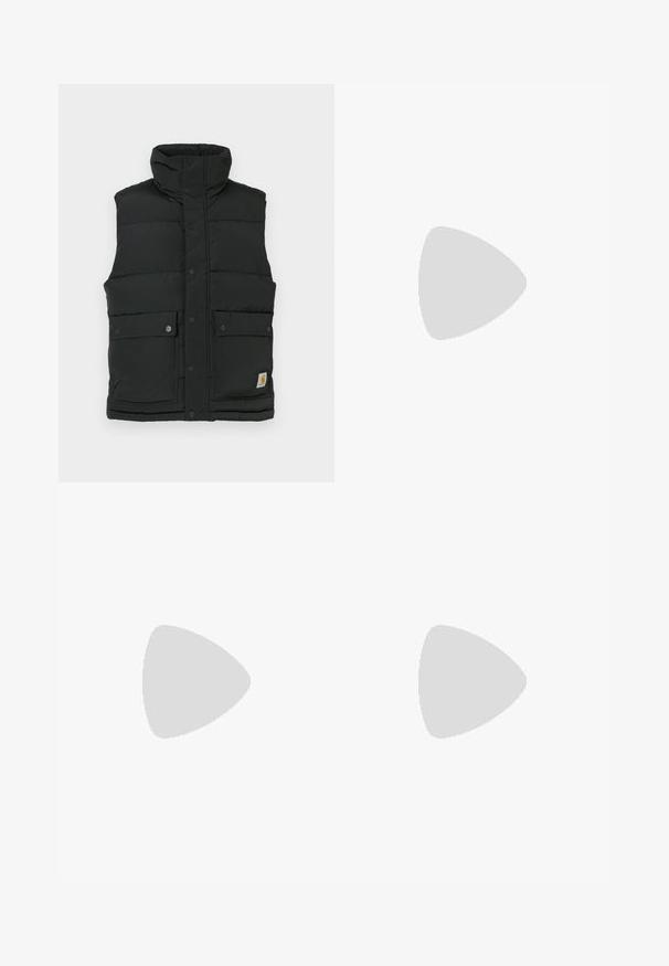 Svart pufferväst med hög krage, tryckknappslåsning, två framfickor och logotyppatch på den nedersta sidan. Slät, quiltad yta.; Svart t-shirt i bomull från Nike med klassisk rund halsringning, korta ärmar och en diskret, präglad logotyp på bröstet. Slät textur.; Svarta byxor med dragsko i midjan, avslappnad stil, med sidfickor och rak benklippning på en plain bakgrund.; Svarta sportskor med texturerat tyg och gummisulor, med elastiska snörningar och en blå detalj på hälen. Bärs med ljusa jeans.