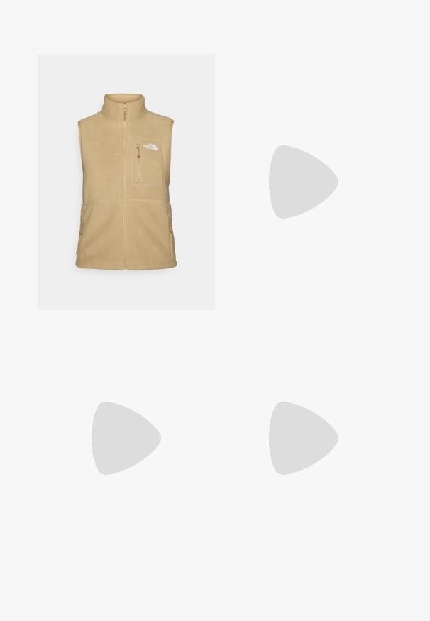 Gilet en polaire beige avec col montant, fermeture éclair à l'avant et une poche sur la poitrine. Il possède des poches latérales doubles et une texture lisse.; T-shirt noir à manches longues en coton avec un col rond. Présente un petit logo blanc sur la partie gauche de la poitrine. Design et coupe simples.; Pantalons cargo en nylon noir, à zip amovible, avec chevilles ajustables, plusieurs poches et un logo sur la jambe droite. Texture lisse et légère.; Baskets de sport beiges et crème avec une tige en mesh texturé, des superpositions de soutien et une semelle en caoutchouc dotée d'un motif de crampons pour une traction.