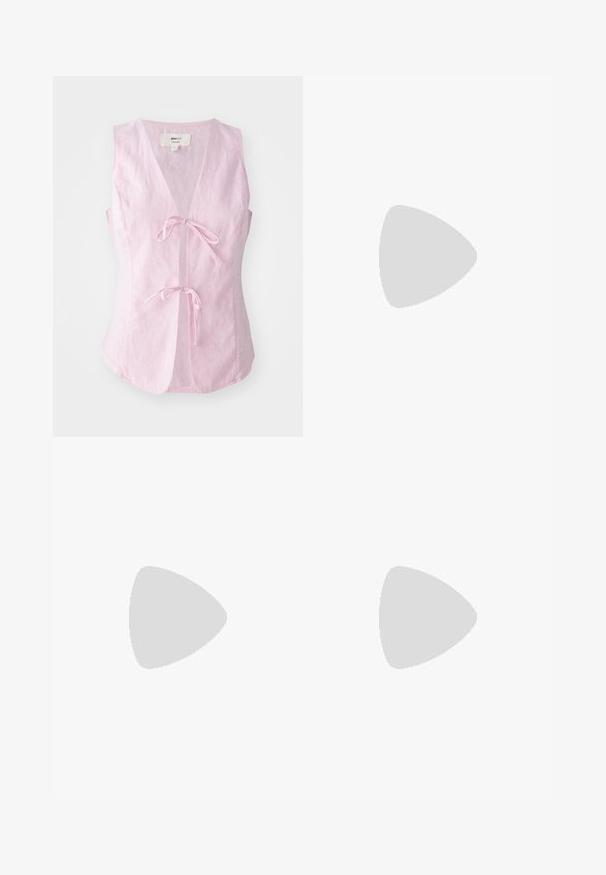 Top de linho rosa sem mangas com decote em V profundo e dois laços na frente. Apresenta uma textura suave e uma barra ligeiramente godê para um ajuste descontraído.; T-shirt preta de manga curta, feita de algodão. Apresenta um decote redondo, um corte relaxado e uma bainha limpa, sem padrões ou ferragens visíveis.; Calças pretas, leves, com um cinto elástico e punhos franzidos. O tecido é suave e apresenta um design relaxado e afunilado.; Sneakers pretos com sola de borracha robusta, parte superior de tecido texturizado, bico redondo e design de atacadores. Apresenta ilhós reforçados e uma alça na parte posterior.