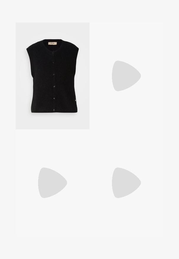 Svart ull withoutær vest med rund hals, frontknaplukning og subtil logo-detail på kanten. Myk tekstur, minimalistisk design.; To lange ermesskjorter med høy hals, en hvit og en svart, laget av et glatt, elastisk stoff, begge med slim-fit design og høye krager.; Svart denim midi-skjørt med tett liv, frontlukking med knapper og slitt hem. Har klassisk fem-lomme-design og lett tekstur.; Sorte flate sko med en myk, teksturert overdel, som har to justerbare stropper og en avrundet tåform, montert på en flat gummisåle.