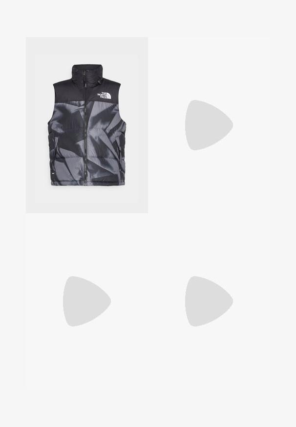 The North Face RETRO NUPTSE VEST - Liemenė - smoked pearl/garment fold print; Balta, ilga rankovė T-maiša, pagaminta iš medvilnės. Apvalios iškirptės dizainas su raukiniais ant rankovių ir nedidelis logotipas ant kairės rankovės. Glotni tekstūra.; Šviesiai mėlyni džinsai su tiesiomis kojomis, turintys vidutinio aukščio juosmenį, penkias kišenes ir mygtuko bei užtrauktuko uždarymą.; Balti sportiniai bateliai su žaliais akcentais, odinis viršus, perforuota kojų dalis, raištelių uždarymas ir tekstūruotas gumos padas. Savybėje yra ryškus "N" logotipas.