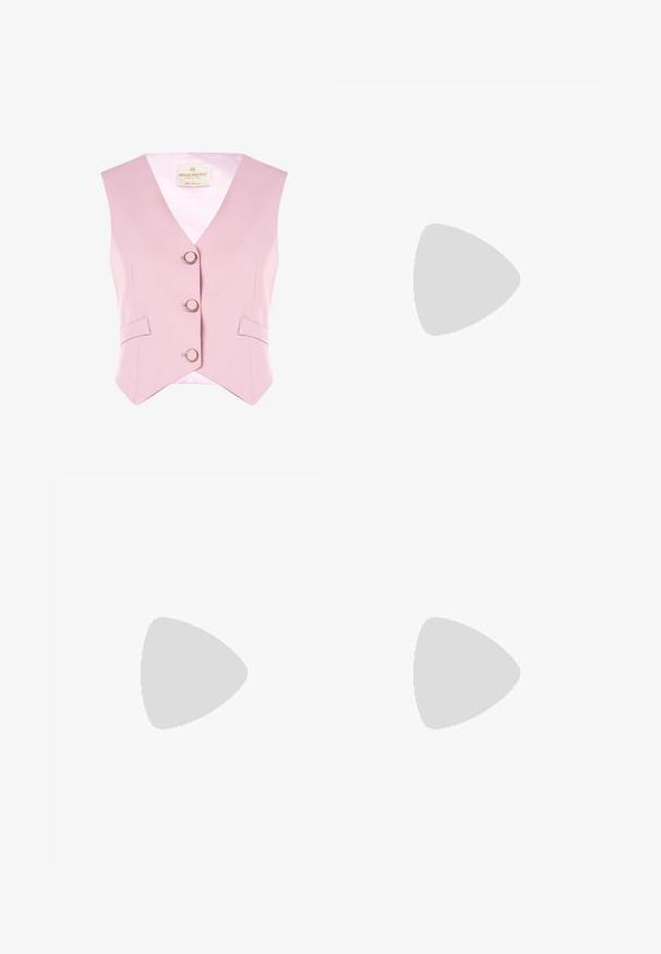 Helle rosa ärmellose Weste mit V-Ausschnitt, drei runden Knöpfen und zwei Seitentaschen. Hergestellt aus einem glatten Stoff mit satinierter Fütterung.; Weißes Kurzarmoberteil mit Rundhalsausschnitt. Verfügt über geraffte Textur an den Seiten und eine figurbetonte Silhouette, gefertigt aus weichem, dehnbarem Material.; Weiße weit geschnittene Hose aus leichtem Stoff. Mit einem elastischen Bund und Kordelzug sowie Seitentaschen. Glatte Textur.; Hellrosa Wildleder-Sneaker mit weißen Streifen und Schnürsenkeln, ausgestattet mit einer strukturierten Zunge und einer Gummisohle, auf einem blauen Teppich platziert.