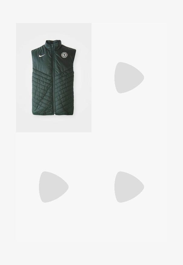 Grønne polstrede veste lavet af syntetisk materiale, med høj krave, lynlås lukning, diagonalt quiltet mønster og et Chelsea FC-logo på brystet.; Nike sort bomulds t-shirt med en klassisk rund hals, korte ærmer og et diskret, præget logo på brystet. Glat tekstur.; Sorte afslappede bukser med snøring i livet, sidelommer og lige ben, på en ensfarvet baggrund.; Sorte træningssko med tekstureret stof og gummisåler, udstyret med elastiske snørebånd og en blå detalje på hælen. Bæres med lyse denimbukser.