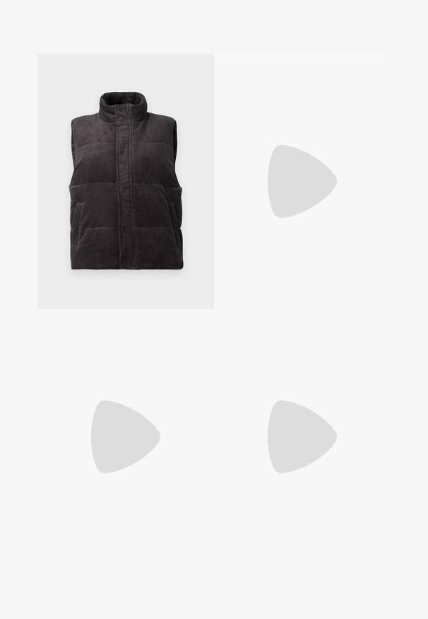 Tummanharmaa corduroy-tyylinen pehmustettu liivi, jossa on korkea kaulus ja etutaskut, esillä valkoista taustaa vasten.; Harmaa lyhyt hiha sweatshirt pehmeästä, teksturoidusta kankaasta. Ominaisuuksia pitkä raglanhihainen malli, sekä resorikuvioiset hihansuut ja helma. Yksinkertainen, neutraali muotoilu.; Vaaleansiniset leveälahkeiset farkut korkealla vyötäröllä, joissa on haalistunut pesu ja pieniä, satunnaisia kulumisia ympäriinsä.; Kermasilta ja laventelilta näyttävät lenkkarit kolmella raidalla ja teksturoidulla ruskealla pohjalla, varustettuna nauhoilla ja pehmustetulla kantapäällä. Pehmeä kangaspinta.