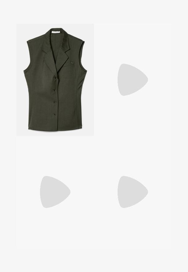 One sleeveless dark green vest with a fitted design, with a notched collar, five front buttons, and a chest pocket featuring a logo detail.; Musta lyhythihainen pyöreäkauluksinen t-paita, jonka sisäkauluksessa on valkoinen etiketti, jossa lukee "D.R.C. EST. 2002" valkoista taustaa vasten.; Siniset farkut, joissa on leveä lahje, klassinen viiden taskun muotoilu ja metalliset yksityiskohdat. Kuosissa on kevyttä kulutusta.; Keltainen mokkanahka kengät, joissa on tummanvihreä kumipohja ja kantapääveto, esitelty sivulta vaaleanharmaata taustaa vasten.