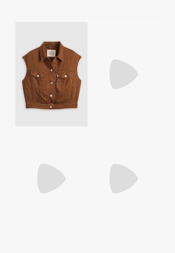 Brun denimkurt vest med krage, två frontfickor, silvriga knappar och en Levi's etikett inuti. Har en texturerad tyg.; Röd nät-t-shirt med korta ärmar, med rund halsringning och kontrasterande vit kant. Centrerad logo med texten "adidas" i texturerat mönster.; Ljust grå denimjeans med rak bendesign, som har en knappknäppning fram, fem fickor och subtila blekningar.; Vita sneakers med röda ränder, texturerad kanvastopp, rund tå, platt gummisul, i kombination med lösa, urblekta blå denimbyxor.