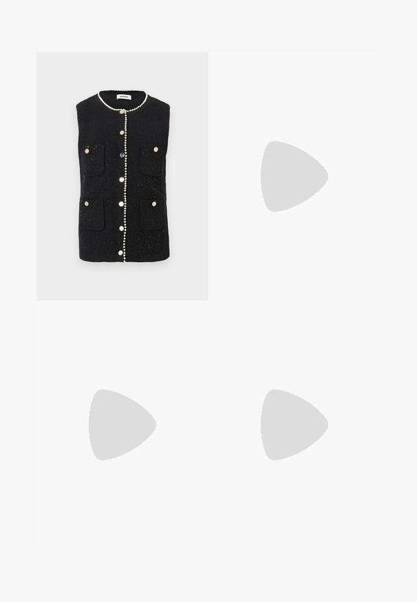 Vest senza maniche nero in tessuto testurizzato, con tasche anteriori, dettagli perlacei lungo il colletto e bottoni metallici al centro.; Cardigan corto grigio a maniche corte lavorato a maglia con motivo a treccia, dotato di un colletto in denim e cinque bottoni dorati sul davanti.; Gonna mini nera con una parte superiore aderente e tre strati di tessuto arricciato nella parte inferiore, con una consistenza liscia e linee pulite.; Sandali neri con tacco alto, dotati di sottili cinturini, finitura testurizzata, punta aperta e un design elegante con tacco affusolato. Presentano una soletta morbida e una superficie lucida.