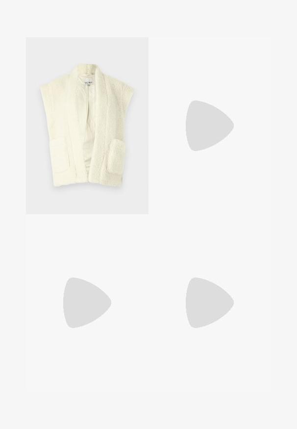 ICHI GIZLA  - Liemenė - birch; Balta medvilninė marškinė su apvaliu kaklu, trumpomis rankovėmis, laisvu siluetu ir švelnia tekstūra. Žinoma, jokių raštų ar akcentų nematyti.; Juodos plačios kelnės su elastingu juosmeniu. Pagamintos iš tekstūruotos medžiagos, turi laisvą siluetą ir tiesų kirpimą nuo klubų iki krašto.; Pilkas kulkšninis batus, pagamintus iš tekstūruotos odos, su elastingomis šoninėmis panelėmis ir masyviu juodu padu. Yra užtrauktukai, skirti lengvam vilkimo procesui.