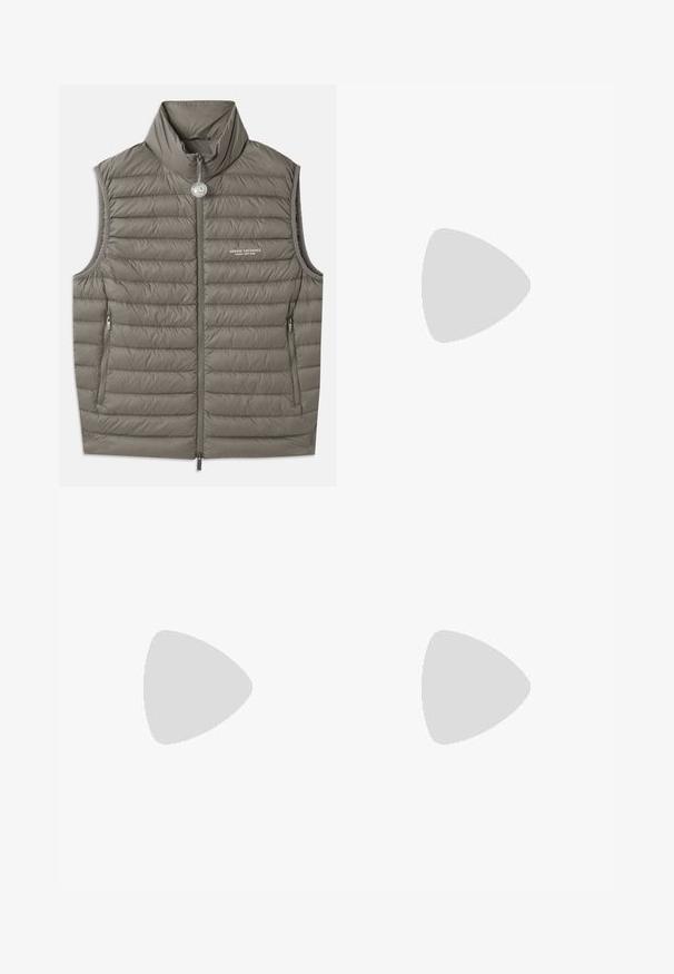 Puffervest i dempet grå, med høy krage, glidelås foran og to sidelommer. Lett teksturert med quiltede sømdetaljer.; Svart bomull T-skjorte med rund hals, korte ermer, og en liten, tonet Armani Exchange-logo på brystet. Enkel, klassisk design.; Sorte bukser med lett og teksturert stoff, rett ben-design, elastisk midjebånd og sidelommer med glidelås.; Lave-beige sneakers med snørebånd, lys rosa suedebånd, perforerede side detaljer, hvid ribbet sål og mørkegrøn hæl flap.