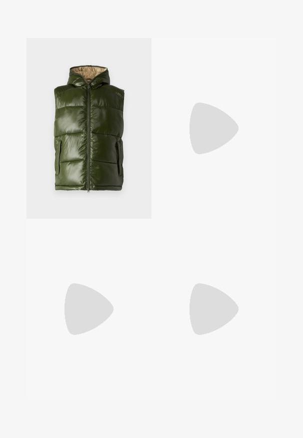 Gilet rembourré vert avec capuche, présentant une finition brillante, une fermeture zippée et deux poches latérales. La doublure intérieure est beige.; T-shirt blanc à manches courtes, à coupe décontractée, posé à plat sur un fond gris clair.; Des jeans en denim noir à jambe large présentent une taille haute, un design à cinq poches et une fermeture à bouton. Le tissu a une finition douce et texturée.; Baskets montantes noires avec semelle et lacets blancs, associées à un jean en denim bleu décontracté, reposant sur un garde-corps gris.