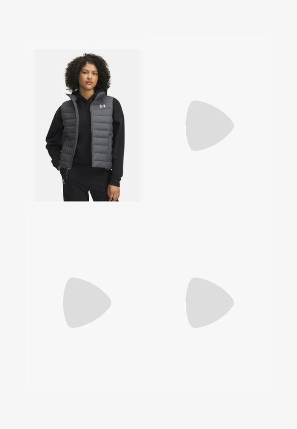 Puffig grå väst med dragkedja framtill och hög krage, bärs över en svart hoodie. Har horisontell quiltning och en Under Armour-logotyp på bröstet.; Svart långärmad träningströja i glatt material, med rund halsringning och en liten vit logotyp på vänster bröst.; Svarta leggings i ett smidigt, stretchigt material med hög midja. Har en vit logotyp på vänstra låret och en åtsittande design.; Svarta sportskor med texturerat tyg, vit sula och svarta snören. Bärs med vita reglerade strumpor, stående på en ljus yta.