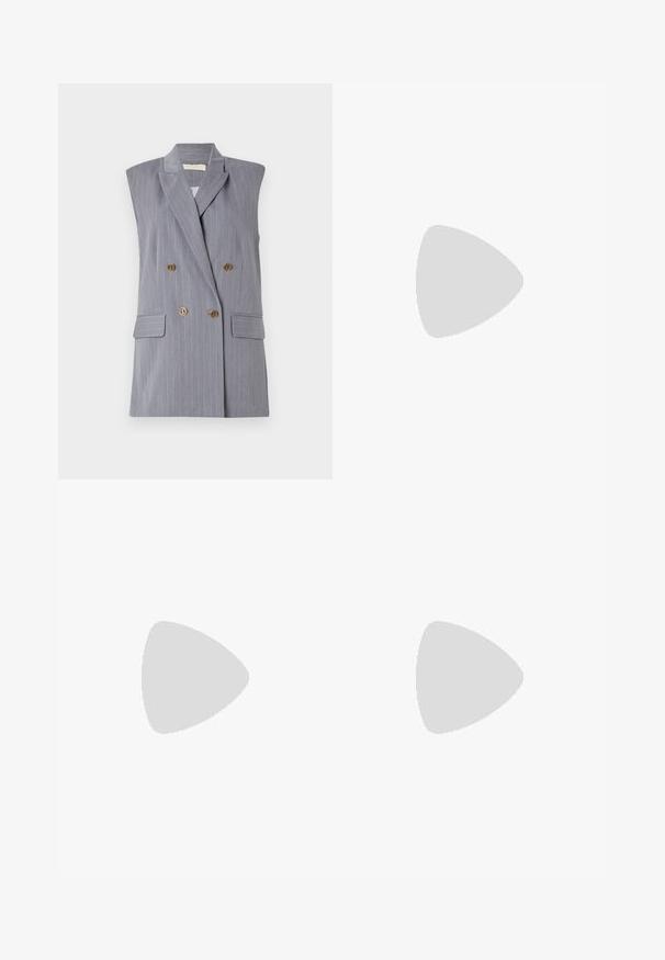 Harmaa ilmanhihoinen bleiseri, jossa on pinstripe-kuvio, kaksirivinen etuosa, kultasävyiset napit ja sivutaskut. Sujuva kankaan rakenne.; Musta puuvillainen T-paita, jossa on V-kaula-aukko ja lyhyet hihat. Yksinkertainen muotoilu, säännöllinen istuvuus ilman kuvioita tai koristeita.; Vaaleansiniset levenevät farkut, jotka on valmistettu denimistä. Niissä on korkea vyötärö, etutaskut ja raaka helma lahkeissa rentoa ilmettä varten.; Beige sandaalit, joissa on loiva korko, ohuet hihnat ja neliönmallinen varvasosa. Sileä materiaali, jossa on minimaalista yksityiskohtaa, suunniteltu helppokäyttöiseksi.