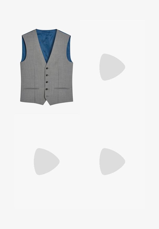 Next SIGNATURE PLAIN SUIT: WAISTCOAT - Gilet elegante - gray; Maglione nero, aderente, con scollo a V e maniche lunghe. Realizzato in morbido tessuto a maglia, con polsini e vita a coste. Design minimalista.; T-shirt bianca in cotone con scollo rotondo, indossata con pantaloni plissettati blu navy e una cintura in pelle marrone con fibbia dorata.; Pantaloni neri con un design a gamba dritta, realizzati in un tessuto liscio. Presentano pieghe frontali e una chiusura a un bottone in vita.; Mocassini sintetici neri con una spessa cucitura frontale, soletta imbottita e suola piatta in gomma; design elegante con dettagli minimi.
