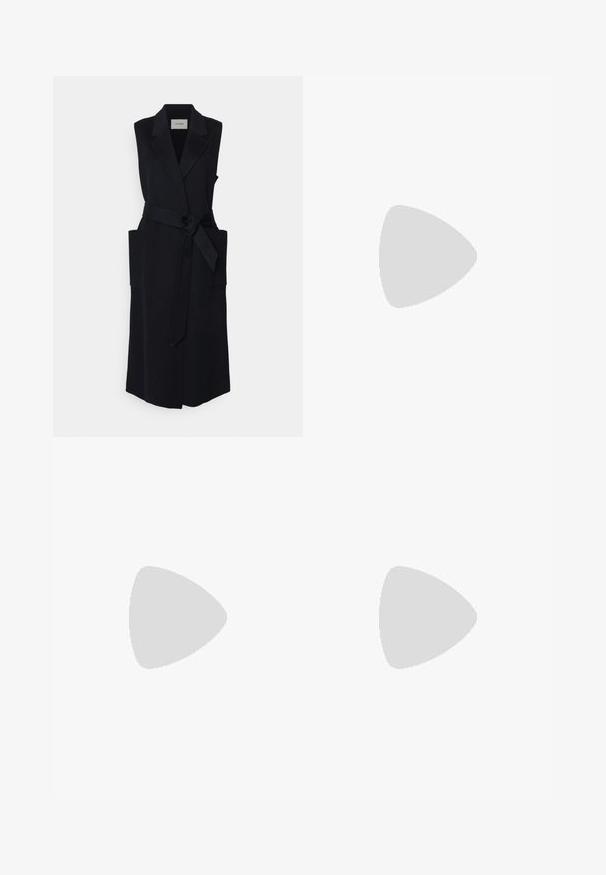 IVY OAK CLARISSA - Liemenė - navy blue; Baltas ilgas rankovėmis marškiniai su mygtukais, pagaminti iš lygaus medvilnės mišinio. Yra klasikinė apykaklė, priekinis mygtukų uždarymas ir apvalios rankogaliai.; Juodos plačios kojų kelnės su lygiu paviršiumi, su priekinėmis raukšlėmis ir aukštu liemeniu. Pagamintos iš lengvo audinio.; Juodi odiniai mulesai su smailiu pirštu ir žemu blokuotu kulnu. Lygi tekstūra su elegantišku dizainu. Atviras gale, su minimaliu dekoru.