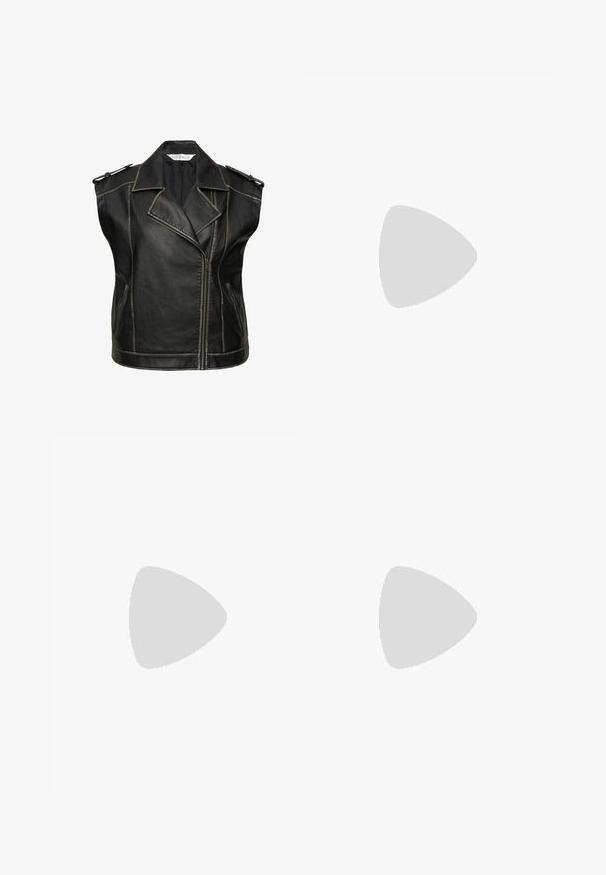 Gilet in pelle nera con un design classico da moto, caratterizzato da un colletto a punte, chiusura con zip e spalline. Cuciture accentuate.; Top a canotta bianco a coste con scollatura rotonda e senza maniche, caratterizzato da un orlo dritto e una texture liscia e elastica.; Jeans in denim grigio con taglio dritto, dettagli sfilacciati, cinque tasche e rivetti in rame. La cintura presenta un'etichetta con il logo.; Sneakers in suede rosa con strisce verdi, dettagli bianchi e suola in gomma marrone. Presentano un tessuto testurizzato e un logo sulla parte laterale.