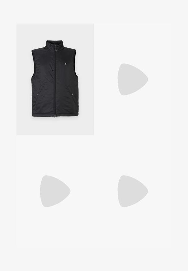 Schwarze ärmellose Weste aus gesteppstem, leichtem Material. Verfügt über einen hohen Kragen, durchgehenden Reißverschluss und zwei Fronttaschen mit Druckknopfverschluss.; Schwarzes Baumwoll-T-Shirt mit Rundhalsausschnitt, kurzen Ärmeln und einem grünen, gestickten Logo auf der linken Brust. Glatte Textur, lässige Passform.; Schwarze Baumwoll-Cargohosen mit geradem Bein, ausgestattet mit Seitentaschen und einem vorderen Knopfverschluss. Langlebiger Stoff mit einer glatten Textur.; Schwarze Ledersneaker mit weißer Sohle, runde Spitze, Schnürverschluss und einem dezenten Logo an der Seite. Strukturierte Obermaterialakzente.