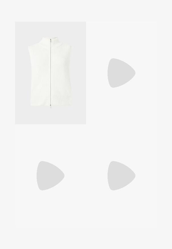 Bijela bezrukavna pletiva majica s visokim ovratnikom i prednjim zatvaračem. Ima rebrastu teksturu i ravno donji rub. Minimalistički dizajn.; TOM TAILOR DENIM V NECK - Vesta - deep black; Traperice s visokim strukom u plavoj boji, ravnog kroja, s blagim izbleđenim detaljima, zatvaranjem na jedno dugme i dizajnom s pet džepova.; Smeđe kožne cipele s teksturiranom površinom, okruglim prstima i debelim, rebrastim potplatima. Šnure i detalji šivanja obogaćuju dizajn.