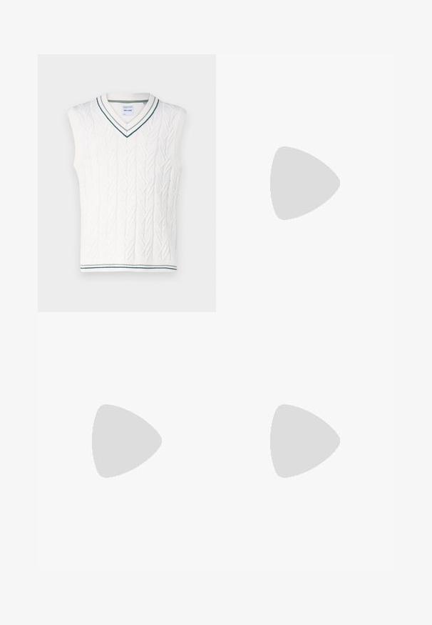 Only & Sons ONSCLAS LIFE VEST - Weste - antique white; Weiße Baumwoll-T-Shirt mit kurzen Ärmeln, rundem Ausschnitt, lockerer Passform und ohne sichtbare Logos oder Muster. Glatte Textur und minimalistisches Design.; Schwarze Jogginghosen aus weichem Stoff, mit einem elastischen Taillenbund und Kordelzug, gerippten Bündchen und einem kleinen Logo am linken Oberschenkel.; Weiße Leder-Sneaker mit Perforationen, runder Zehenpartie, flacher Sohle und dicken Schnürsenkeln, mit sichtbar eingesticktem Swoosh-Logo und "AIR" an der Ferse.