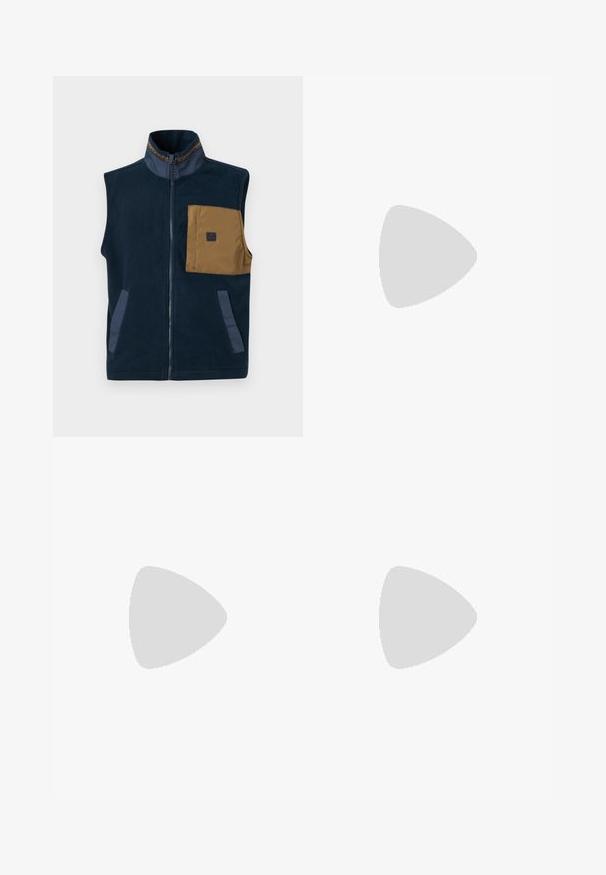Marineblauer Fleece-Westen mit hohem Kragen, braunem Brusttasche und zwei Seitentaschen. Mit kontrastierenden blauen Akzenten und einem Frontreißverschluss.; Zwei Baumwoll-T-Shirts, Rücken an Rücken gezeigt: eines schwarz und eines weiß. Beide haben kurze Ärmel und Rundhalsausschnitte und verfügen über eine glatte Textur.; Hellblaue Denim-Jeans mit mittelhoher Taille, geradem Bein, fünf Taschen und einer dezenten ausgeblichenen Textur. Abgerundet mit einem klassischen Knopf- und Reißverschluss.; Dunkelblaue Wildledersneaker mit hellblauen Streifen, brauner Gummisohle, strukturiertem Stoff und Logo auf der Innensohle. Klassisches sportliches Design.; Schwarze ovale Sonnenbrillen mit dunklen Gläsern, dicken Rahmen und silbernen Punktekzenten an den Seiten. Glattes Plastikmaterial, zeitgemäßes Design.