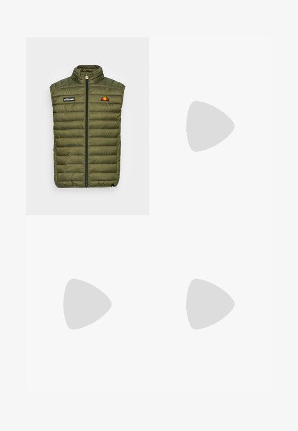 Padded bezrukavni prsluk u maslinasto zelenoj boji, s visokim ovratnikom, prednjim patentnim zatvaračem, logotipom i horizontalnim kvadratićima.; Bijela pamučna majica kratkih rukava s okruglim izrezom, sa malim zlatnim logotipom na lijevoj strani prsnog koša. Mekana tekstura i standardni kroj.; Smeđe pamučne radne hlače ravnog kroja, s prednjim džepovima i metalnim detaljima za dodatnu izdržljivost.; Bijela kožna tenisica s niskim dizajnom, okruglim vrhom, perforiranim detaljima i teksturiranom potplatom. Uključene vezice i suptilni detalji šivanja.