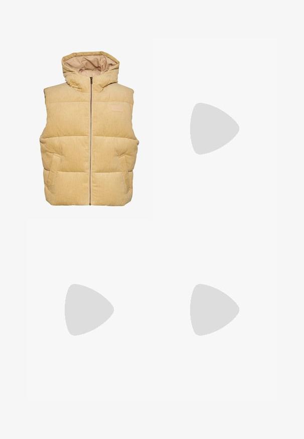 Chaleco de puffer de pana amarillo con capucha, que cuenta con un cierre frontal, bolsillos laterales y un patrón texturizado acolchado.; Camiseta de manga corta color crema con una sutil textura a rayas y cuello redondo, confeccionada en una tela ligera.; Jeans de mezclilla beige con un diseño de pierna recta, que cuentan con bolsillos frontales, cierre de botón de metal y una textura sutil.; Zapatillas de ante beige con puntera redondeada, cordones en la parte delantera y un acento texturizado en la parte trasera. La suela de goma blanca proporciona contraste. Diseño sencillo y moderno.