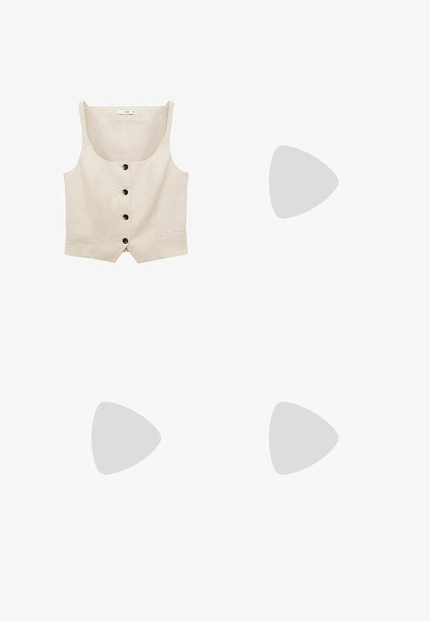 Mango Smanicato - off-white; Top bianco aderente realizzato in tessuto a coste, con maniche a farfalla e dettagli arricciati sui lati per texture e forma.; Pantaloni a gamba larga bianchi realizzati in un tessuto leggero. Presentano una vita elastica con cordoncino e tasche laterali. Texture liscia.; Sneakers in suede rosa chiaro con strisce e lacci bianchi, dotati di una linguetta testurizzata e di una suola in gomma, posizionati su un tappeto blu.