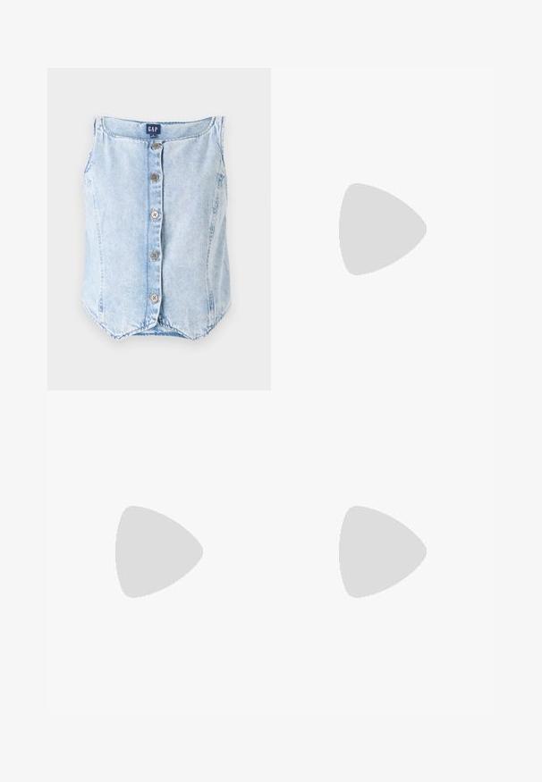 Šviesiai mėlynas džinsinis be rankovių viršus su apvaliu iškirpimu, penkiomis priekinėmis sagomis ir išlenktu apatine briauna, kad suteiktų laisvą prigludimą.; Balta medvilnė marškinėliai trumpomis rankovėmis, su apvaliu grafiniu logotipu žaliai ir geltonai, kuriame yra užrašas "Adidas Originals" ir vaisių dizainai.; Grietos spalvos plačios kelnės su zigzagų raštu, turinčios juodą logotipo juostą ir šonines juodas juosteles. Lengvas, tekstūruotas audinys.; Kreminių spalvų sportiniai bateliai su trimis bežinėmis juostelėmis, pagaminti iš zomšos ir tekstilės medžiagų, su tekstūruota baze ir įspaustu prekiniu ženklu ant kulno.