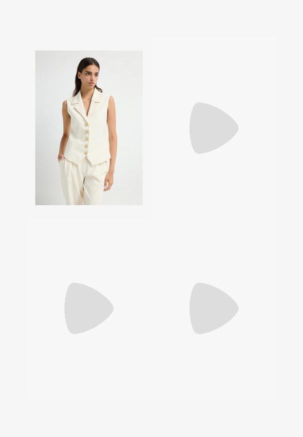 Cremefarvet ærmeløs vest med klippet krave, der har seks guldknapper, to forlommer og en skræddersyet pasform.; Hvid ærmeløs top med rund halsudskæring, der har en subtil tekstur, nøglehulsbagdetalje og lige kant.; Hvide bukser med bred benlængde lavet af et letvægtsstof. Har et elastisk talje med snor og sidelommer. Glat tekstur.; Klart hælet sandal med en gennemsigtig overdel, beige fodseng og en slank ankelrem. Har en spids tå og en tynd høj hæl.