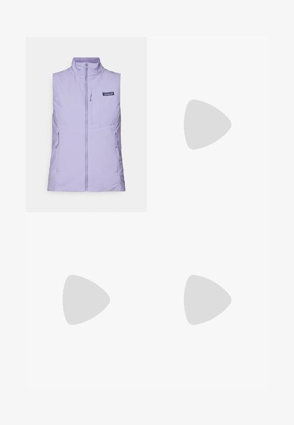 Vesta pufo lila cu fermoar frontal, guler înalt și două buzunare laterale. Prezintă un logo Patagonia în zona superioară stângă a pieptului.; Pulover din fleece bej, cu fermoar pe jumătate, guler înalt și mâneci lungi. Prezintă un mic logo patch pe partea stângă a pieptului. Textură moale.; Leggings negre cu talie înaltă, șnur, textură netedă și design ajustat. Prezintă detalii de cusături de-a lungul laturilor.; Botă de drumeție neagră cu un design mediu, având un material texturat, accente gri și o talpă din cauciuc durabilă cu crampoane pentru aderență.