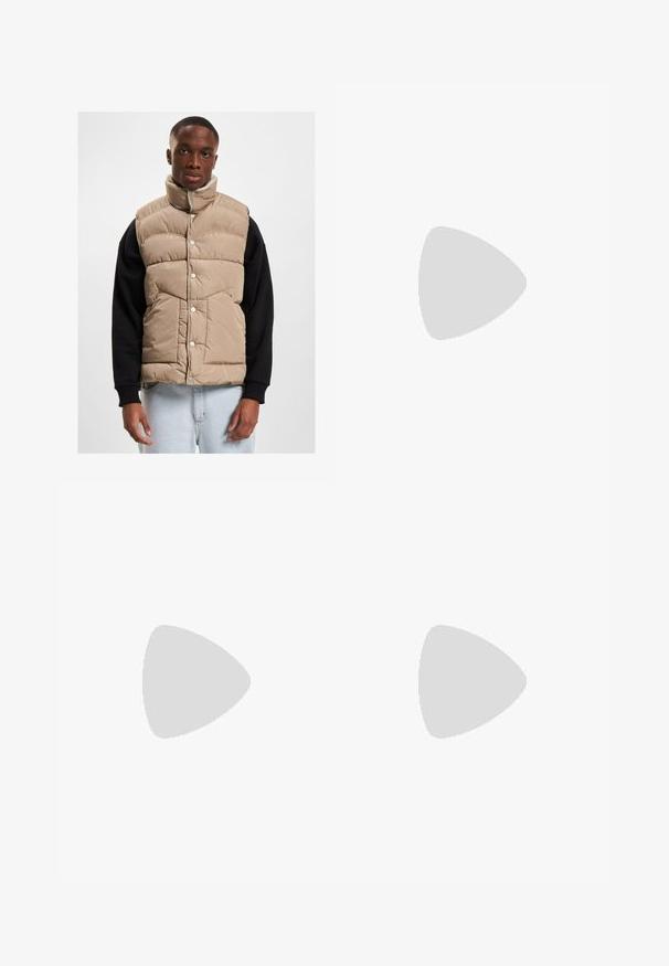 Beige puffer vest met een hoge kraag, drukknoopsluiting en een gewatteerd ontwerp. Gecombineerd met een zwart T-shirt met lange mouwen, gepresenteerd op een neutrale achtergrond.; Witte korte mouwen T-shirt met ribbelstructuur. Ronde hals, ontspannen pasvorm, geen zichtbare patronen of accenten. Eenvoudig en veelzijdig ontwerp.; Beige denim jeans met een recht gesneden ontwerp, voorzien van voorzakken, een metalen knoopsluiting en een subtiele textuur.; Witte sportieve schoenen met een gestructureerde gebreide bovenkant, platte veters en een gevoerde zool met zichtbare luchtkamers voor extra ondersteuning.