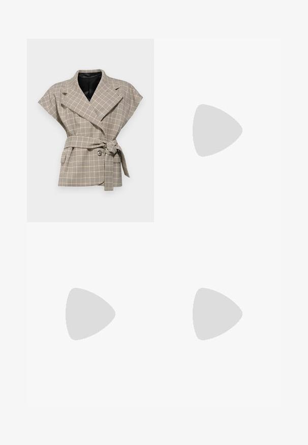 Giacca avvolgente a scacchi in beige e nero, con maniche corte, vita con cintura e colletto a rever con chiusura nascosta.; Camicia bianca a maniche lunghe con colletto in cotone. Caratterizzata da una chiusura con bottoni e una tasca sul petto singola. Tessuto liscio, vestibilità comoda.; Pantaloni neri a gamba larga realizzati in un tessuto liscio, con vita alta, pieghe frontali, chiusura con bottone e silhouette dritta.; Pantofole da balletto nere in pelle con punta arrotondata, texture liscia, dettagli di cucitura minimi e design con suola flessibile.