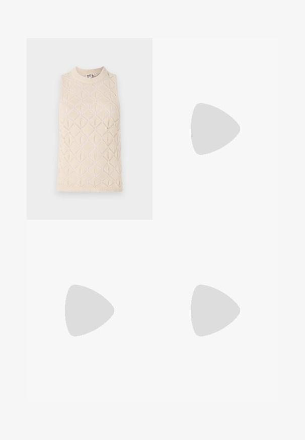 Cremfarbiges, gestricktes, ärmelloses Top mit einem Rautenmuster, geripptem Ausschnitt und Struktur. Hergestellt aus weichem Garn mit einem leichten, atmungsaktiven Gefühl.; Gestreifter Strickpullover in Grau- und Beigetönen, mit hohem Kragen, breiten Bündchen an den Ärmeln und einer lockeren Passform im verkürzten Design.; Weite Denim-Culottes in mittlerem Blauton mit einer ausgewaschenen Textur, ausgestattet mit zwei Gesäßtaschen und einem braunen Leder-Logoschild am Bund.; Weiße Ledersneaker mit beigen Wildlederakzenten, perforierte Zehenbox, flache Schnürsenkel und eine strukturierte cremefarbene Sohle. Mit dezentem Branding an der Ferse.