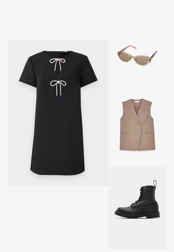 Gilet marrone senza maniche con un design avvolgente, realizzato in un tessuto testurizzato. Presenta due tasche frontali con un dettaglio in piping lungo i bordi.; Abito nero a maniche corte con scollo rotondo, caratterizzato da due fiocchi decorativi in strass sul fronte e una chiusura a apertura chiave sul retro.; Stivale da combattimento in pelle nera con punta tonda, chiusura con lacci e linguetta alla caviglia. Presenta una suola in gomma spessa per durabilità.; Occhiali da sole con una montatura trasparente beige, lenti ovali e templi slanciati. Presentano lenti di un marrone chiaro e un branding minimale.; Borsa hobo beige con motivo logo marrone, rifiniture in pelle e una chiusura metallica con una "G" in rilievo. Include una tracolla regolabile.