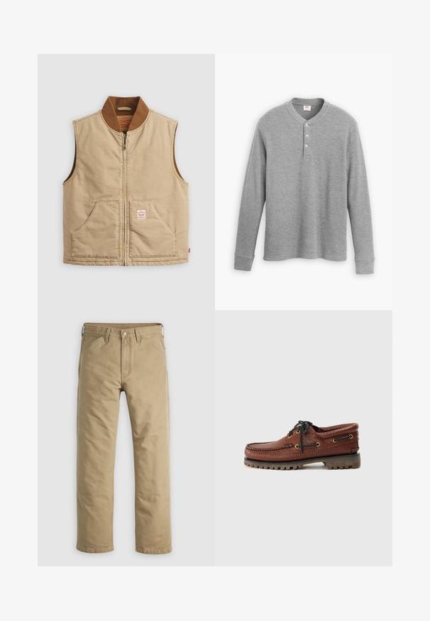 Bež prsluk bez rukava s raširenim zatvaračem, smešani ovratnik u smešnim tonovima i dva prednja džepa, s malom oznakom na desnom džepu.; Siva dugmasta majica dugih rukava henley, izrađena od rebraste tkanine, sa trodijelnim dugmetom i okruglim izrezom, blago prilagođenog kroja.; Pamučne hlače boje kaki s ravnim krojem nogavica, prednjim džepovima i zatvaranjem na gumbe. Glatka tekstura i ojačani šavovi za izdržljivost.; Smeđi kožni brodski cipela s teksturiranim gornjim dijelom, crnim vezanjem i zlatnim rupicama. Ima izdržljivu, rebrastu gumenu potplate.