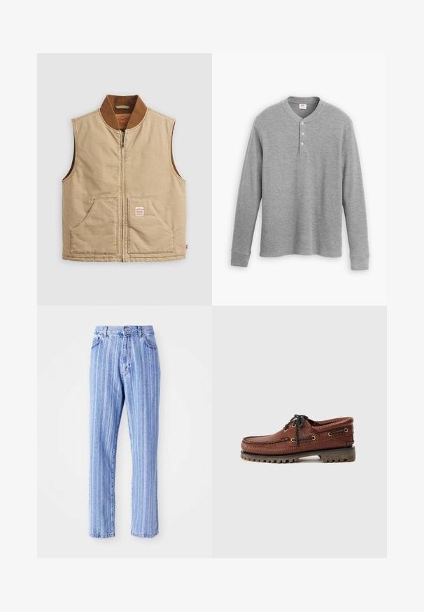 Beige ermløs glidelåsvest med brun ribbestrikket krage og to frontlommer, med en liten lapplabel på høyre lomme.; Grå langermet henley-skjorte laget av ribbet stoff, med en treknaps placket og en rund halsutskjæring i en noe formsydd fasong.; Lyseblå denimjeans med vertikale hvite striper, rett snitt, femlommes stil, og knappeåpning i livet.; Brune lærbådsko med teksturert overdel, svart snøring og gull øyelets. Har en slitesterk, profilerte gummisåle.