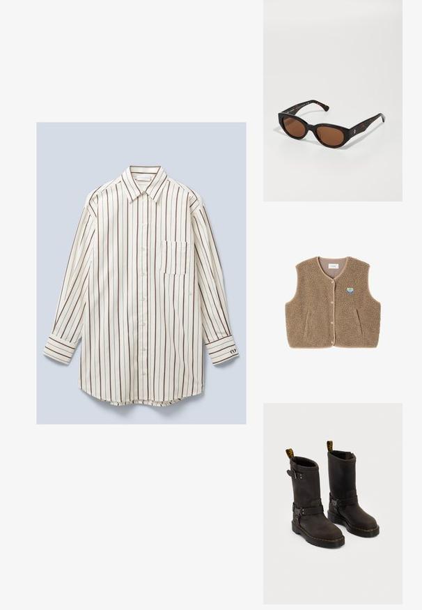 Rjav flis brezrokavnik z mehko teksturo, okroglim ovratnikom, sprednjim zapiranjem na pritiskače in stranskimi žepe; ima majhen logotip.; Srajca z dolgimi rokavi, z gumbi, narejena iz lahkega materiala, z vertikalnimi belimi in rjavimi črtami, žepom na prsih in gumbi na manšetah.; Temno rjave usnjene čevlje s srednje dolgim dizajnom, rumenimi šivi, nastavljivimi sponkami in zanka za vlečenje na vrhu. Tekstura na površini.; Črne želvje sončne očala z rjavimi lečami, angularna zasnova ter široke ročke z diskretno logotipno podrobnostjo. Gladka plastična tekstura.