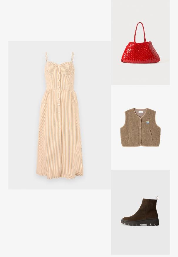 Brauner Fleece-Weste mit weicher Textur, runder Ausschnitt, vorderer Druckverschluss und Seitentaschen; verfügt über ein kleines Logo-Patch.; Trägerkleid in hellorange und weißen vertikalen Streifen, mit tailliertem Oberteil, Knopfverschluss und schwingendem Midi-Rock.; Braune Wildleder-Ankle-Boots mit einer stabilen schwarzen Gummisohle, leichtem Absatz und einer Schlaufe auf der Rückseite für einfaches Anziehen.; Rote gewebte Handtasche mit glänzender Oberfläche, ausgestattet mit geflochtenen Griffen. Auffällige dreieckige Form und strukturierte Oberfläche mit dichtem Muster.