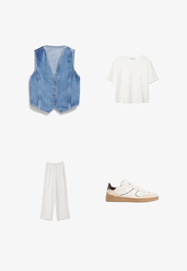 Jeansweste in Hellblau mit V-Ausschnitt, fünf Metallknöpfen auf der Vorderseite und rohem Saum. Strukturiert. ; Weißes T-Shirt mit kurzen Ärmeln aus Baumwolle. Hat einen Rundhalsausschnitt und eine lockere Passform. Glatte Textur ohne sichtbare Muster oder Akzente.; Weiße weit geschnittene Hose aus leichtem Stoff. Mit einem elastischen Bund und Kordelzug sowie Seitentaschen. Glatte Textur.; Stradivarius Sneaker low - white