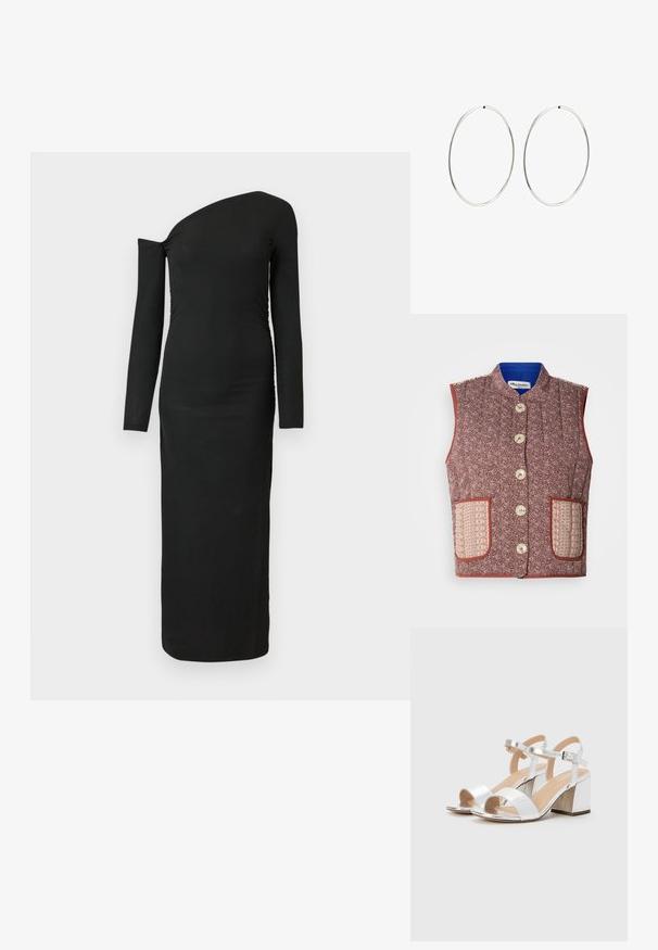 Vadderad väst i blommönstrad tyg med en bourgogne-baserad färg, har beige mönstrade fickor och stora krämfärgade knappar, avslutad med ett blått foder.; Svart, kroppsnära långärmad klänning med asymmetrisk halsringning och samlad detalj i sidan, tillverkad av ribbat tyg.; Silverfärgade högklackade sandaler med öppen tå, med två breda remmar och en rund blockklack. Slät textur med metallisk finish.; Metallisk silverfärgad bucket-väska med en strukturerad yta, prydd med ett silverfärgat runt handtag och dragsko-stängning, hålls mot ljusblå jeans.; Silverfärgade hoopörhängen med en slät, rund design och en polerad yta. De är tunna och lätta, med en enkel spänne.