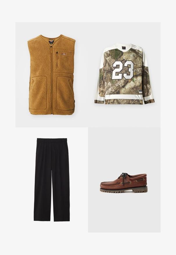 Brun sherpa fleece väst med framdragkedja, tre fickor och en liten logotyp på övre vänstra bröstet.; Långärmad sporttröja med camouflagemönster, vit kant, stort nummer 23 i vitt och Jordan-logotyper på bröstet och nederkanten.; Svarta vida byxor med veckad front, sidofickor och en mjuk textur. Designade för en avslappnad passform.; Brun läderbåtsko med strukturerad ovandel, svart snörning och gyllene öglor. Har en hållbar gummisula med ruggad yta.