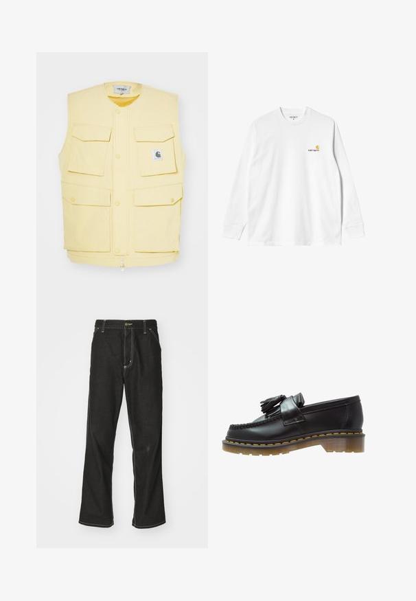 Gul ärmlös väst i bomull med fyra framfickor och tryckknappar. Har en liten logopatch på vänster ficka.; Långärmad vit t-shirt i bomull med rundad halsringning, med en liten gul och vinröd logotyp på vänster bröst. Sömlösa ärmslut och fåll.; Svarta denimjeans med en lös passform, med kontrasterande vita sömmar, knäppning och raka ben.; Svarta läderslippers med en texturerad yta, som har en dekorativ tofs och kontrasterande gul söm, på en kraftig, genomskinlig sula.