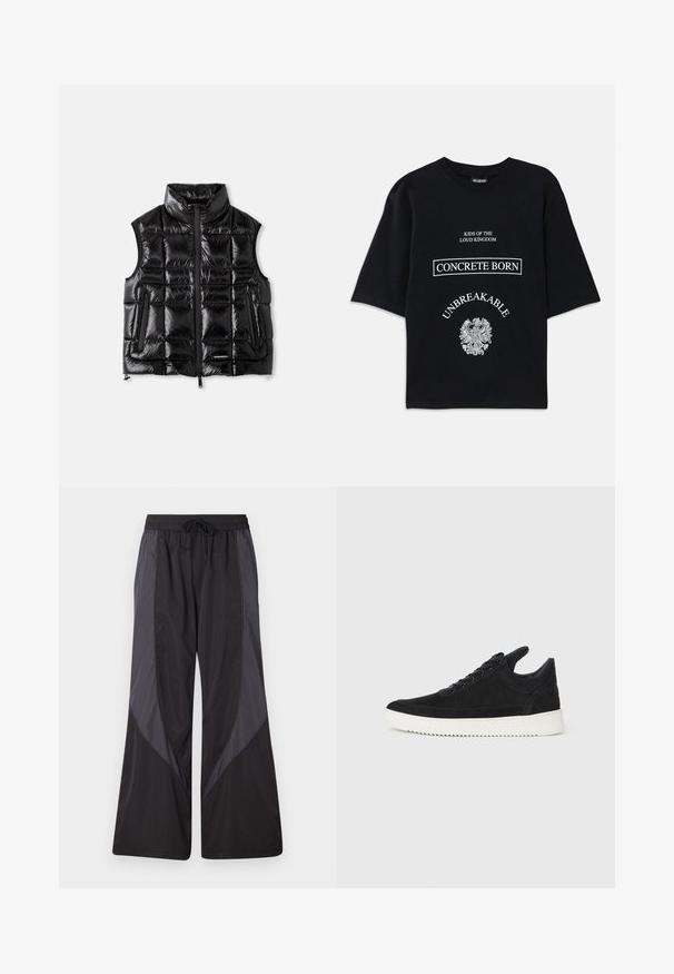 Čierny páperový vest s golierom, zapínaním na zips a prešívanou textúrou. Obsahuje dve bočné vrecká a štítok na dolnej prednej strane.; Čierne oversized tričko s bielym textom "Deti Hlasného Kráľovstva," "Betónovo Narodený," "Nerozbitný," a podrobnou grafikou orla nižšie.; Han Kjøbenhavn PANELLED TRACK TROUSERS - Tepláky - anthracite black; čierne semišové tenisky s bielou gumovou podrážkou, s tonálnym prešívaním a šnurovaním. Hladká textúra s moderným, zjednodušeným tvarom.